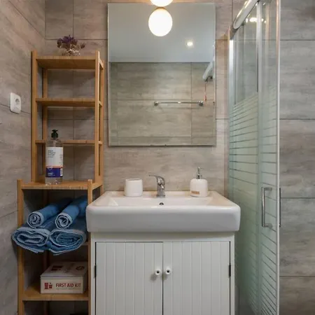 Βright Apartment Close To Beach & City Center Daire