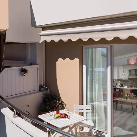 Daire Βright Apartment Close To Beach & City Center