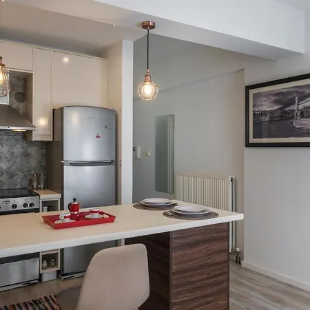 Βright Apartment Close To Beach & City Center