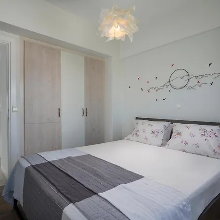 Βright Apartment Close To Beach & City Center
